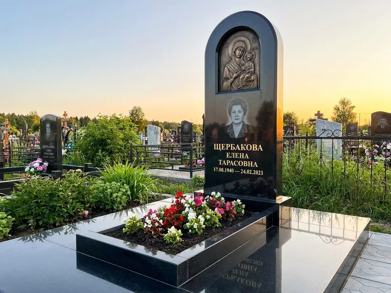 Памятник с барельефом — выполненная работа 35 во Владивостоке