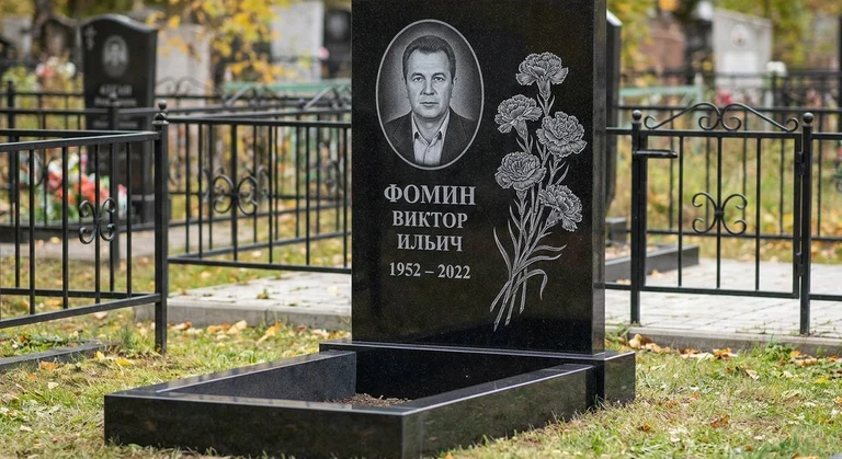 Гравировка гвоздик на памятник во Владивостоке — пример работы на граните