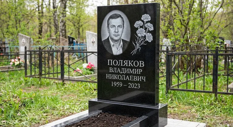 Памятник с гравировкой гвоздик — выполненная работа «Поляков» во Владивостоке