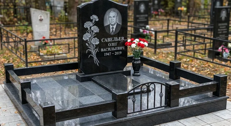 Памятник с гравировкой гвоздик — выполненная работа «Савельев» во Владивостоке