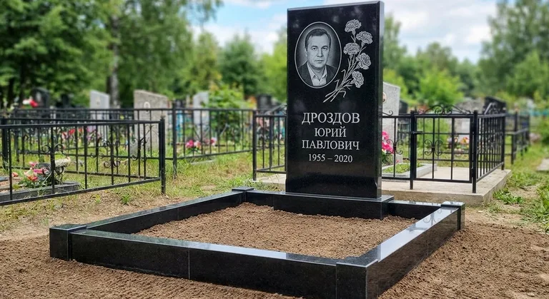 Памятник с гравировкой гвоздик — выполненная работа «Дроздов» во Владивостоке
