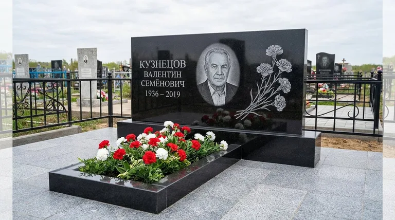 Памятник с гравировкой гвоздик — выполненная работа «Кузнецов» во Владивостоке