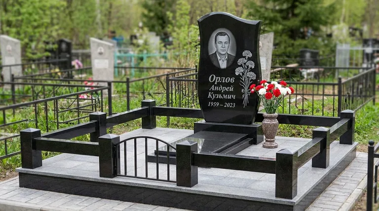 Памятник с гравировкой гвоздик — выполненная работа «Орлов» во Владивостоке
