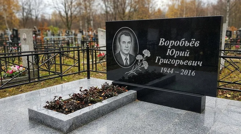 Памятник с гравировкой гвоздик — выполненная работа «Воробьёв» во Владивостоке