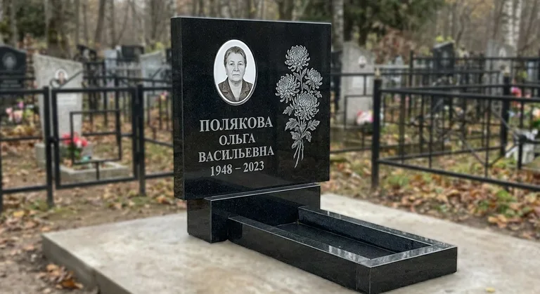 Памятник с гравировкой хризантем — выполненная работа «Полякова» во Владивостоке