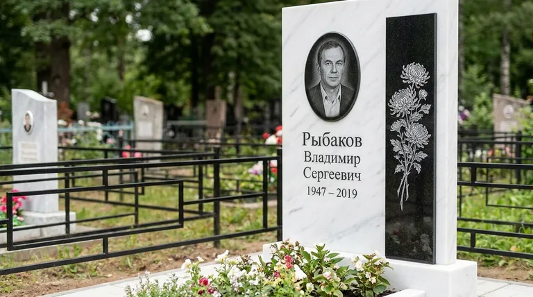 Памятник с гравировкой хризантем — выполненная работа «Рыбаков» во Владивостоке