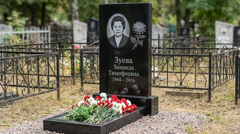 Памятник с гравировкой хризантем — выполненная работа «Зуева» во Владивостоке