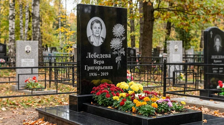 Памятник с гравировкой хризантем — выполненная работа «Лебедева» во Владивостоке