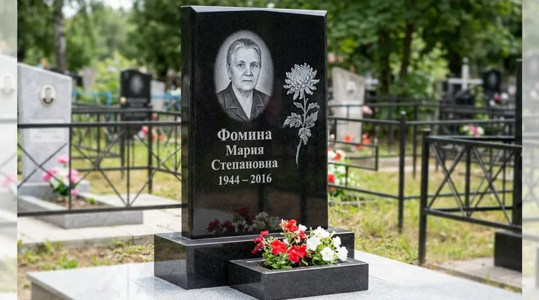 Памятник с гравировкой хризантем — выполненная работа «Фомина» во Владивостоке