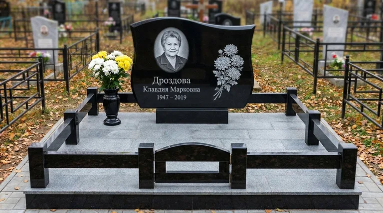 Памятник с гравировкой хризантем — выполненная работа «Дроздова» во Владивостоке