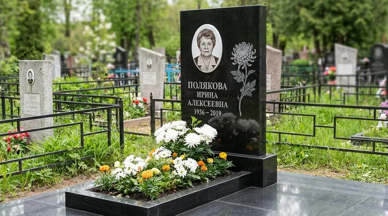 Памятник с гравировкой хризантем — выполненная работа «Полякова» во Владивостоке