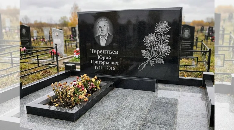 Памятник с гравировкой хризантем — выполненная работа «Терентьев» во Владивостоке