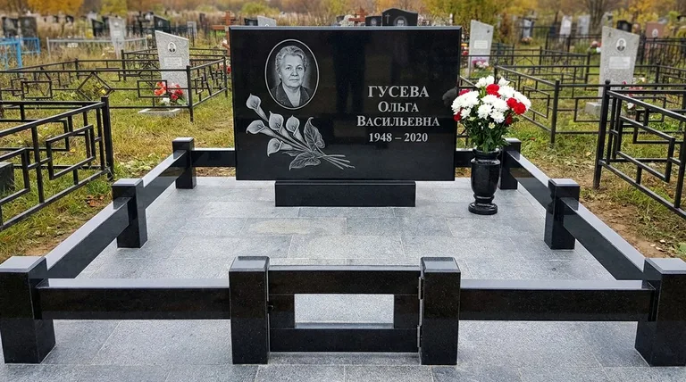 Памятник с гравировкой калл — выполненная работа «Гусева» во Владивостоке