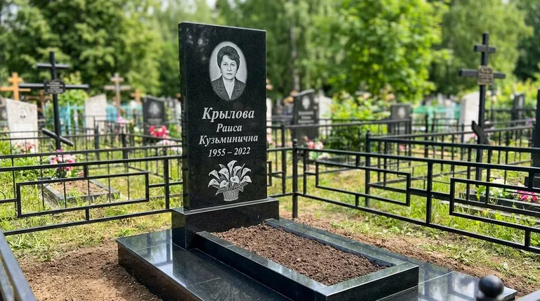 Памятник с гравировкой калл — выполненная работа «Крылова» во Владивостоке