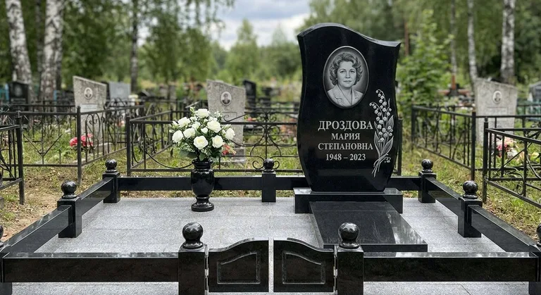 Памятник с гравировкой ландышей — выполненная работа «Дроздова» во Владивостоке