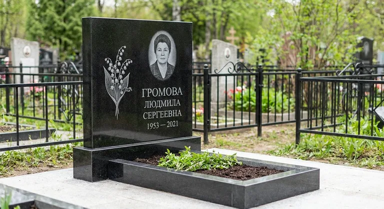 Памятник с гравировкой ландышей — выполненная работа «Громова» во Владивостоке