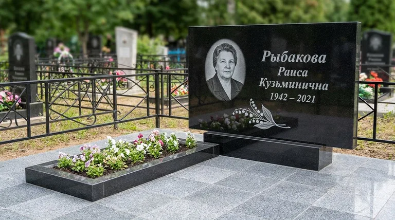 Памятник с гравировкой ландышей — выполненная работа «Рыбакова» во Владивостоке