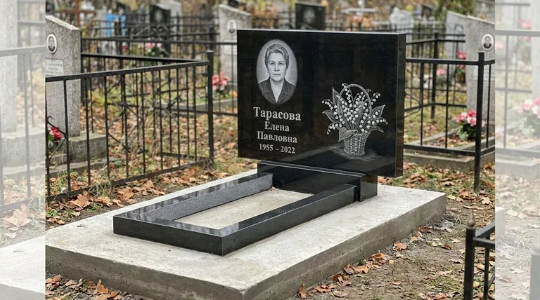 Памятник с гравировкой ландышей — выполненная работа «Тарасова» во Владивостоке