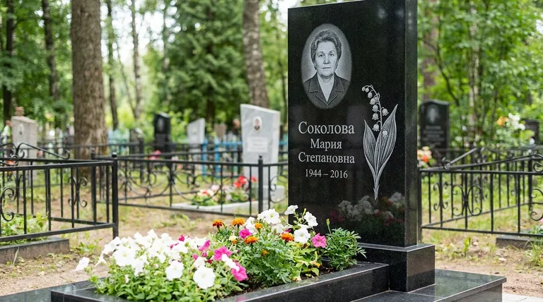 Памятник с гравировкой ландышей — выполненная работа «Соколова» во Владивостоке