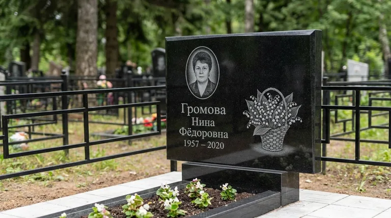 Памятник с гравировкой ландышей — выполненная работа «Громова» во Владивостоке