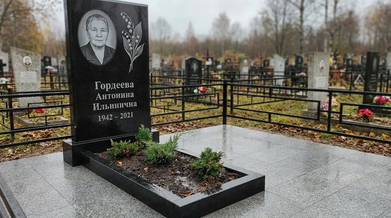 Памятник с гравировкой ландышей — выполненная работа «Гордеева» во Владивостоке