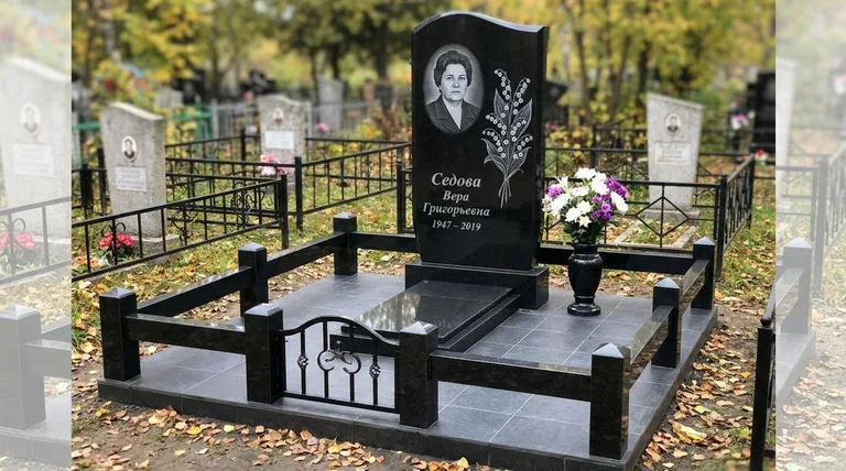 Памятник с гравировкой ландышей — выполненная работа «Седова» во Владивостоке