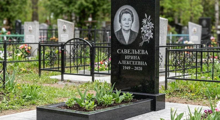 Памятник с гравировкой лилий — выполненная работа «Савельева» во Владивостоке