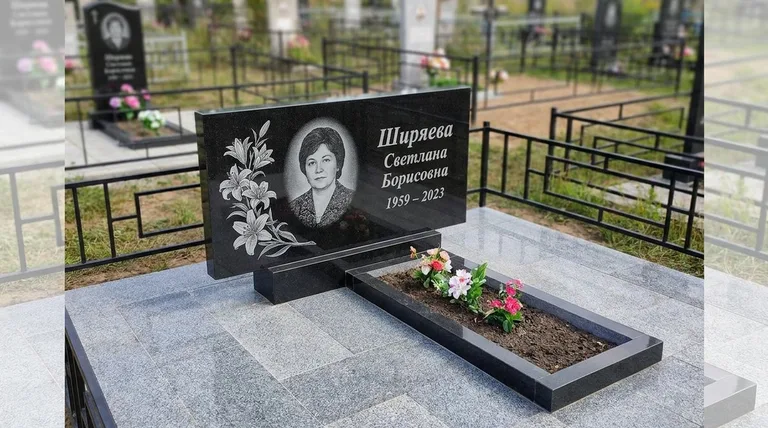 Памятник с гравировкой лилий — выполненная работа «Ширяева» во Владивостоке