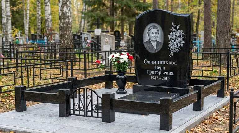 Памятник с гравировкой лилий — выполненная работа «Овчинникова» во Владивостоке