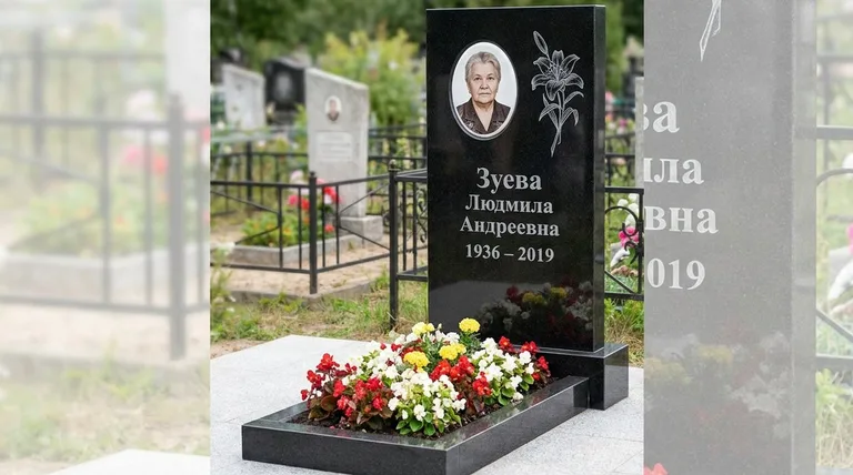 Памятник с гравировкой лилий — выполненная работа «Зуева» во Владивостоке