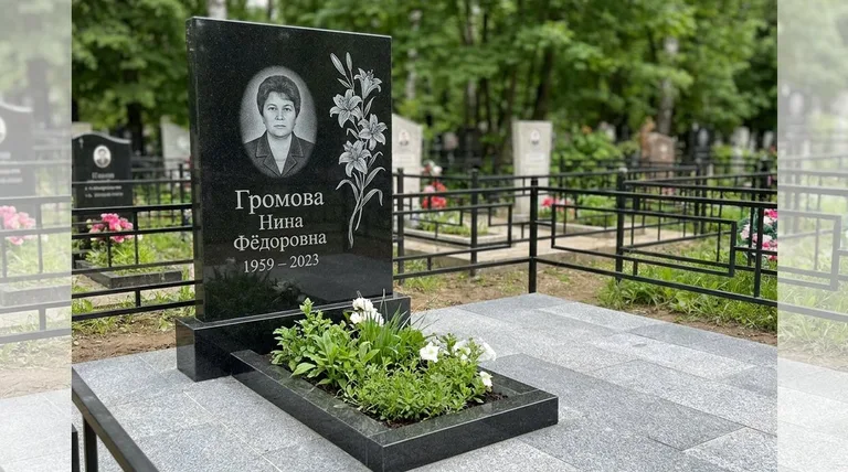 Памятник с гравировкой лилий — выполненная работа «Громова» во Владивостоке