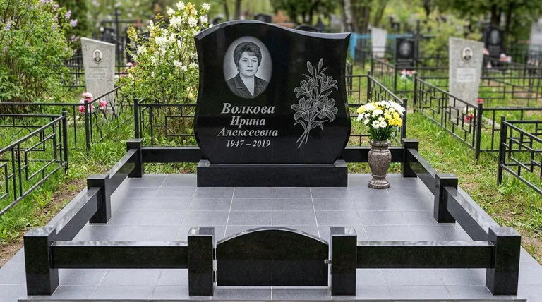 Памятник с гравировкой лилий — выполненная работа «Волкова» во Владивостоке