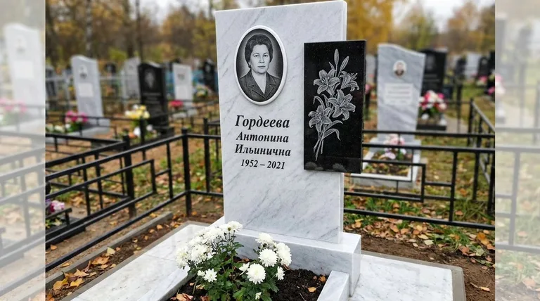 Памятник с гравировкой лилий — выполненная работа «Гордеева» во Владивостоке