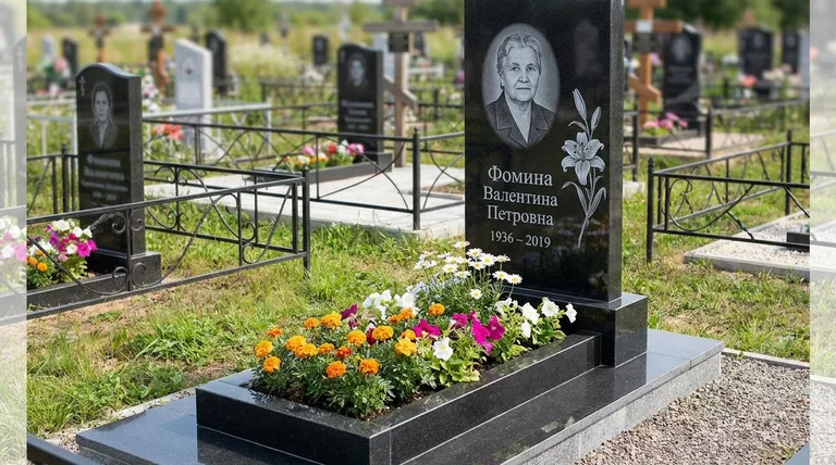 Памятник с гравировкой лилий — выполненная работа «Фомина» во Владивостоке