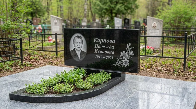 Памятник с гравировкой лилий — выполненная работа «Карпова» во Владивостоке