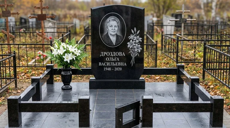 Памятник с гравировкой лилий — выполненная работа «Дроздова» во Владивостоке