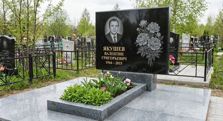 Памятник с гравировкой пионов — выполненная работа «Якушев» во Владивостоке