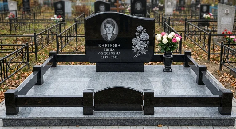 Памятник с гравировкой пионов — выполненная работа «Карпова» во Владивостоке