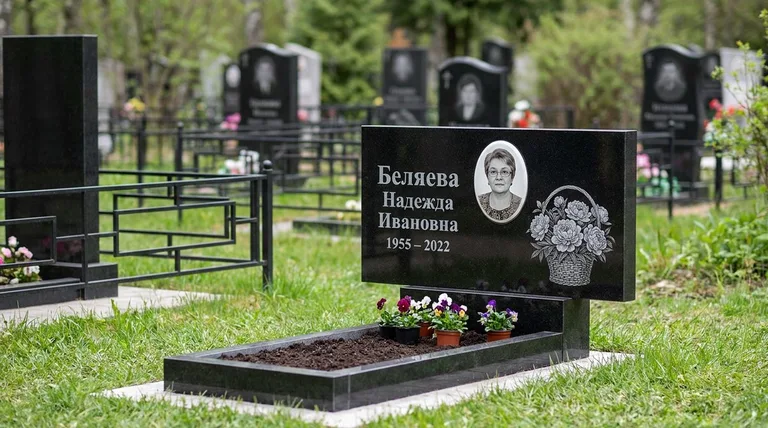 Памятник с гравировкой пионов — выполненная работа «Беляева» во Владивостоке