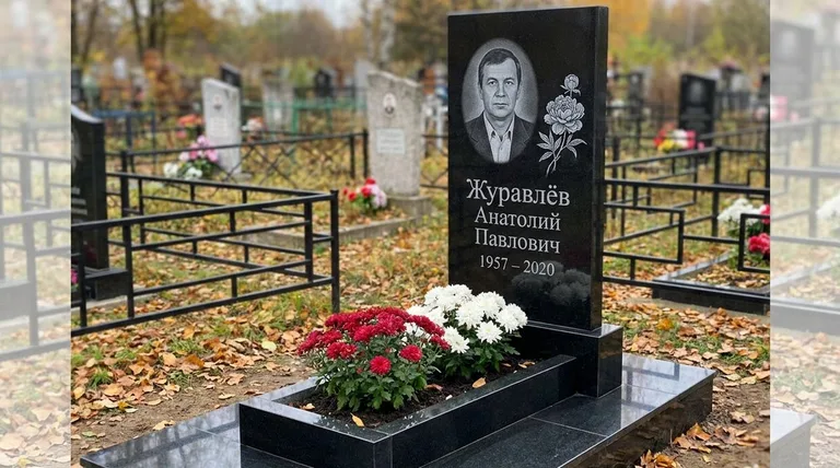 Памятник с гравировкой пионов — выполненная работа «Журавлёв» во Владивостоке