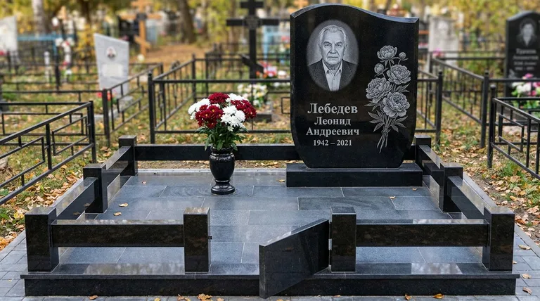 Памятник с гравировкой пионов — выполненная работа «Лебедев» во Владивостоке