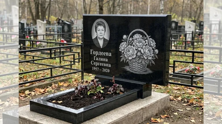 Памятник с гравировкой пионов — выполненная работа «Гордеева» во Владивостоке