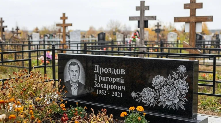 Памятник с гравировкой пионов — выполненная работа «Дроздов» во Владивостоке
