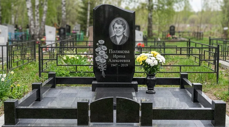 Памятник с гравировкой ромашек — выполненная работа «Полякова» во Владивостоке