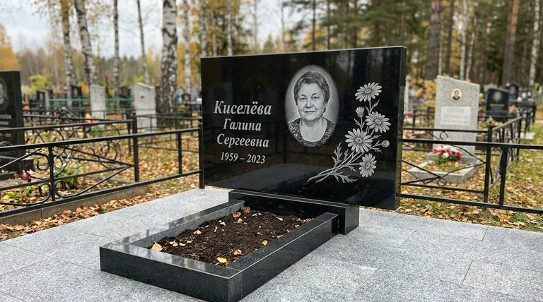 Памятник с гравировкой ромашек — выполненная работа «Киселёва» во Владивостоке