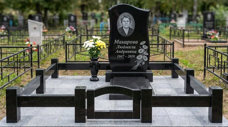 Памятник с гравировкой ромашек — выполненная работа «Макарова» во Владивостоке