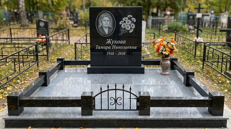 Памятник с гравировкой ромашек — выполненная работа «Жукова» во Владивостоке