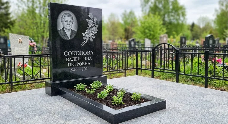 Памятник с гравировкой роз — выполненная работа «Соколова» во Владивостоке