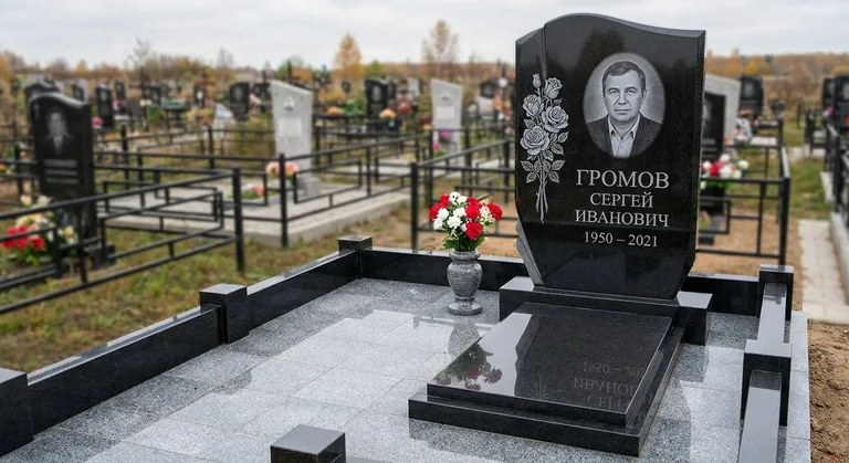 Памятник с гравировкой роз — выполненная работа «Громов» во Владивостоке