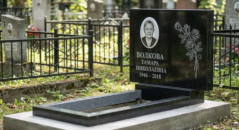 Памятник с гравировкой роз — выполненная работа «Волкова» во Владивостоке